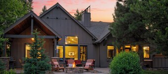 Klamath by AvantStay | Premier Lakeside Cabin w/ Spa, Fire Pit & Lake Views