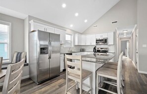 ثلاجة، ميكروويف، فرن، موقد طهي مسطح