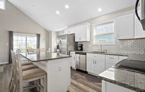 Een koelkast, een magnetron, een oven, een kookplaat