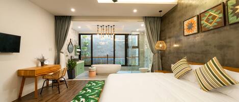 Deluxe Double Room, Bathtub