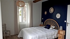 4 bedrooms, iron/ironing board, travel cot, WiFi