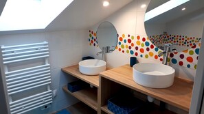 Bathtub, hair dryer, towels