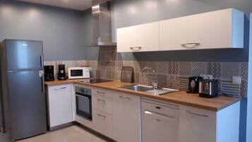 Réfrigérateur, micro-ondes, four, plaque de cuisson