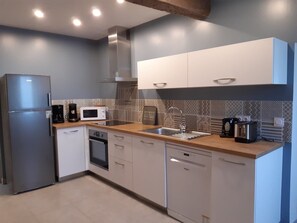 Refrigerador, microondas, horno, placa de cocina