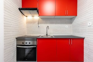 Een koelkast, een microgolfoven, een oven, een kookplaat