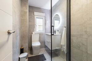 Suihkun ja ammeen yhdistelmä, hiustenkuivaaja, pyyhkeet