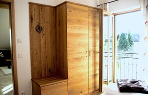 1 slaapkamer, een kluis op de kamer, geluiddichte muren