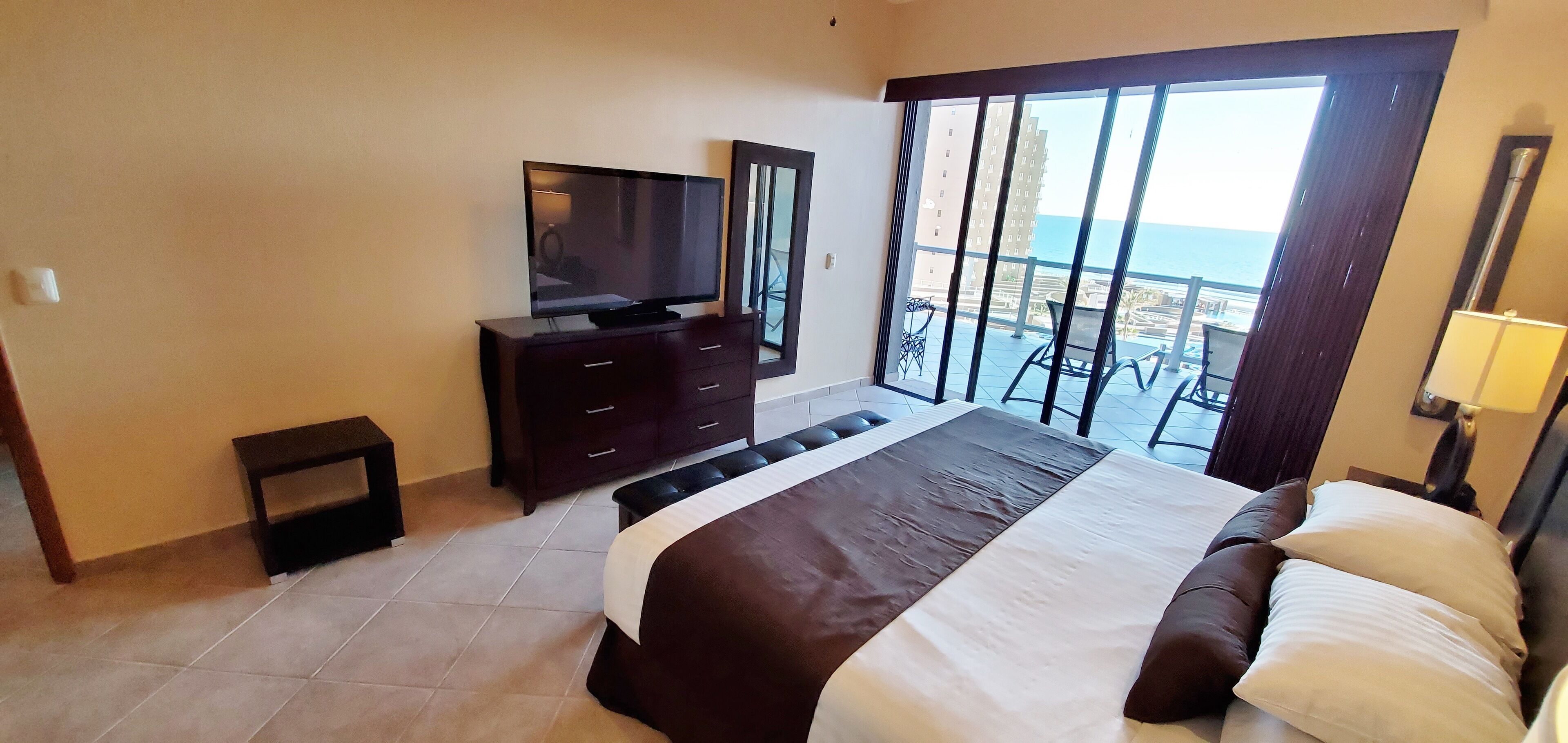 2 soverom, safe p å rommet, strykejern/-brett og wi-fi (inkludert)