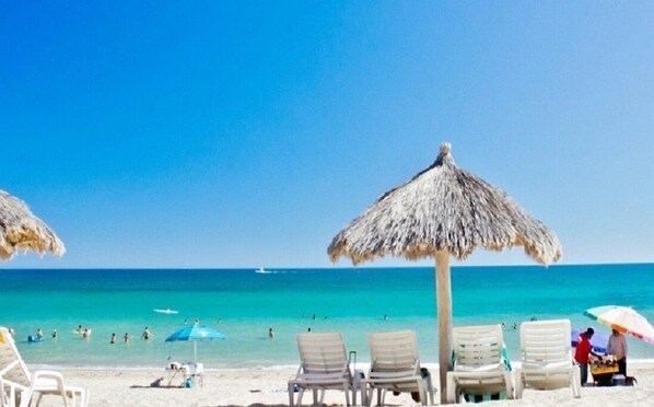 Ubicación a pie de playa, tumbonas y toallas de playa
