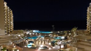 Una piscina al aire libre, una piscina climatizada