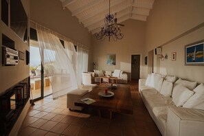 Televisie, een open haard, een stereo en een kantoor