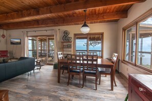 Smart TV, fireplace, DVD player