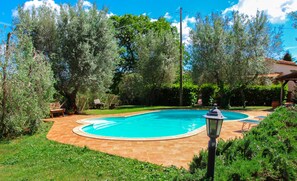 Una piscina al aire libre de temporada