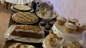 朝食 (ビュッフェ)、毎日提供 (無料)