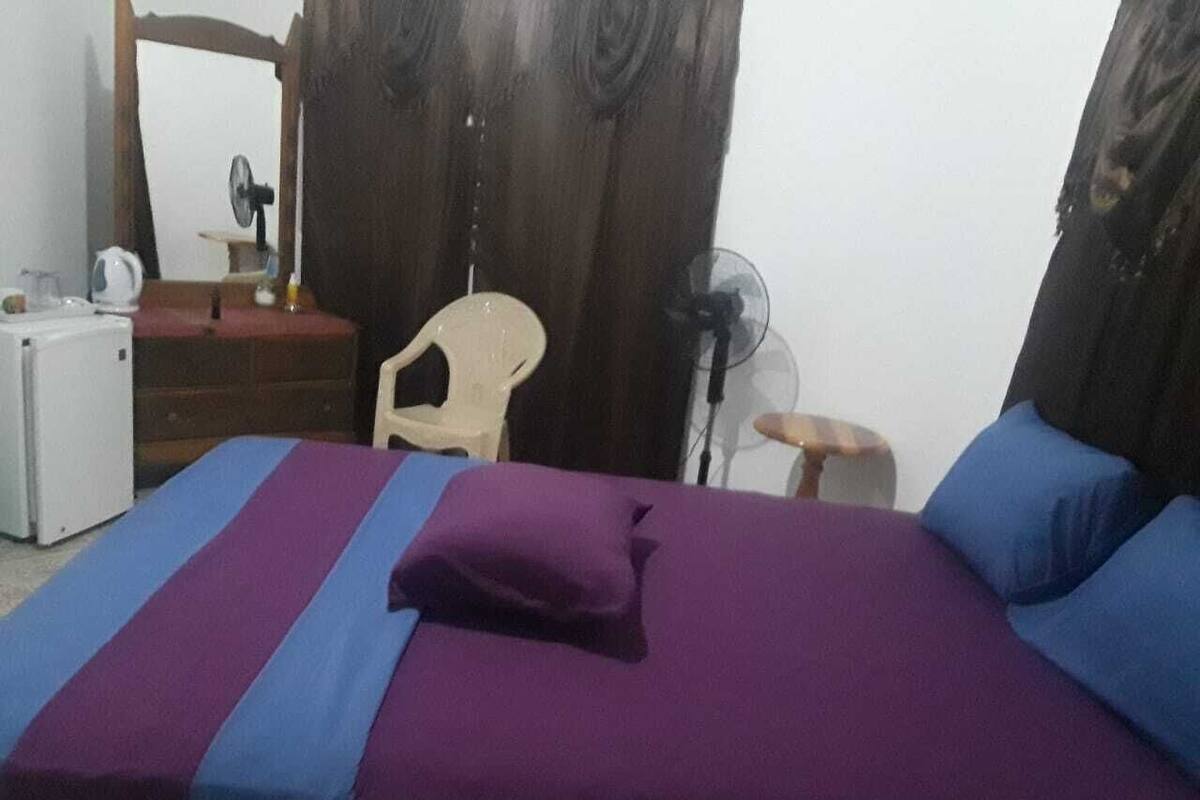 ميني بار ومساحة عمل للكمبيوتر المحمول وستائر تعتيم وتجهيزات عازلة للصوت