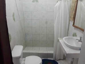 Douche, douche à « effet pluie », serviettes fournies, savon
