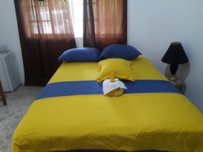 Minibar, laptop workspace, blackout drapes, soundproofing - Fay Guest House (Negril)