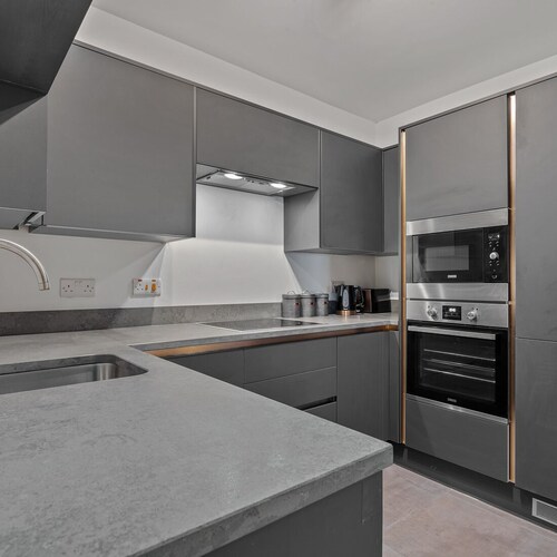 No1 Highpoint -Luxury 2 bed Sea view Apartment with onsite indoor swimming pool 