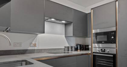 No1 Highpoint -Luxury 2 bed Sea view Apartment with onsite indoor swimming pool