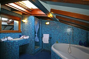 أحواض استحمام، مجففات شعر، مراحيض شطف، مناشف