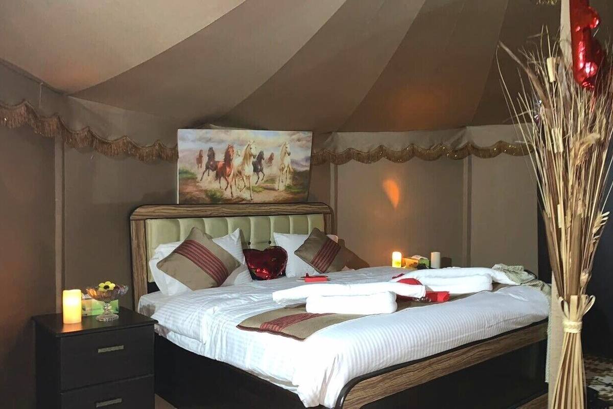1 bedroom, bed sheets
