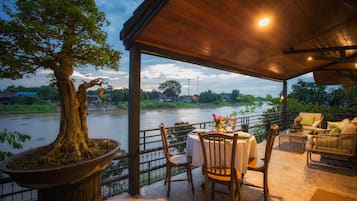 Japanese Villa With River View | Terrasse/Patio