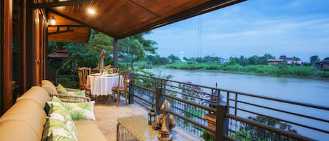 Japanese Villa With River View | Terras