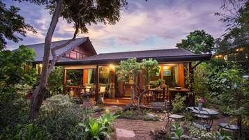 Cowboy Villa With Garden View | 1 Schlafzimmer, hochwertige Bettwaren, Minibar, Zimmersafe