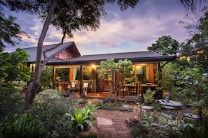 Cowboy Villa With Garden View