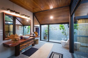 Japanese Villa With River View | 浴室 | 淋浴设施、大花洒淋浴喷头、吹风机、浴袍