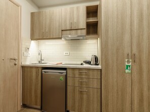 Réfrigérateur, plaque de cuisson, bouilloire électrique, grille-pain