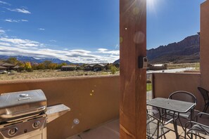 Outdoor dining - Close to Town & National Parks | Pool & Hot Tub (Moab)
