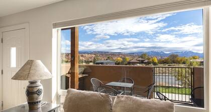 Close to Town & National Parks | Pool & Hot Tub