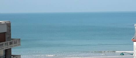 在海滩、沙滩椅
