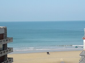 En la playa y camastros 
