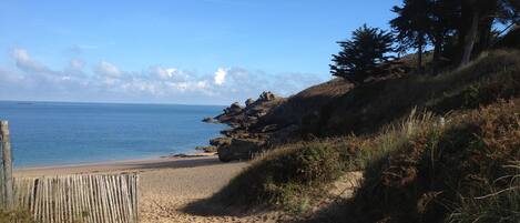 En la playa, sillas reclinables de playa