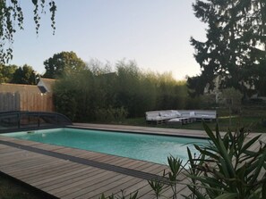 من حمّامات السباحة المغطاة، حمّام سباحة خارجي