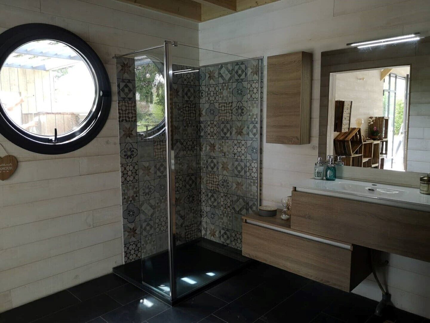 Secador de cabelo, roupões de banho, chinelos, toalhas de banho