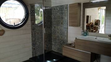 Secador de cabelo, roupões de banho, chinelos, toalhas de banho