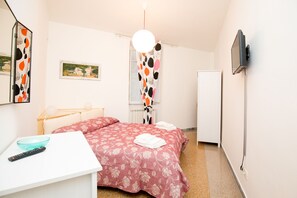 1 quarto, ferros/tábuas de passar roupa, berço de viagem