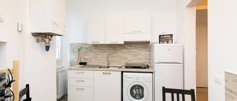 Fridge, oven, stovetop, coffee/tea maker