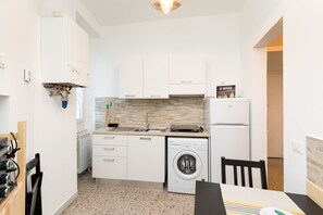 Fridge, oven, stovetop, coffee/tea maker