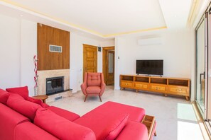 Fernseher, Kamin, Tischtennisplatte