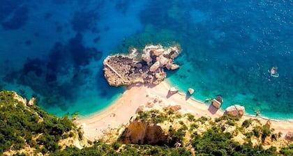 Grenier avec vue mer Ă seulement 30 mĂštres des plages avec place de parking dans la cour!