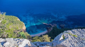 On the beach - Attic with sea view just 30 meters from the beaches with parking space in the courtyard! (Cala Gonone)