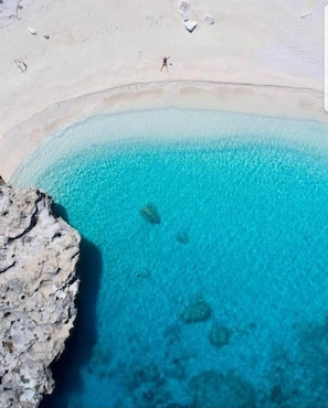 On the beach - Attic with sea view just 30 meters from the beaches with parking space in the courtyard! (Cala Gonone)