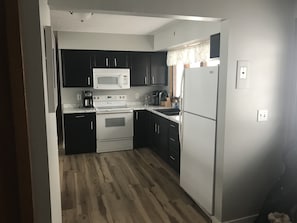 Refrigerador, microondas, horno y parrilla de estufa