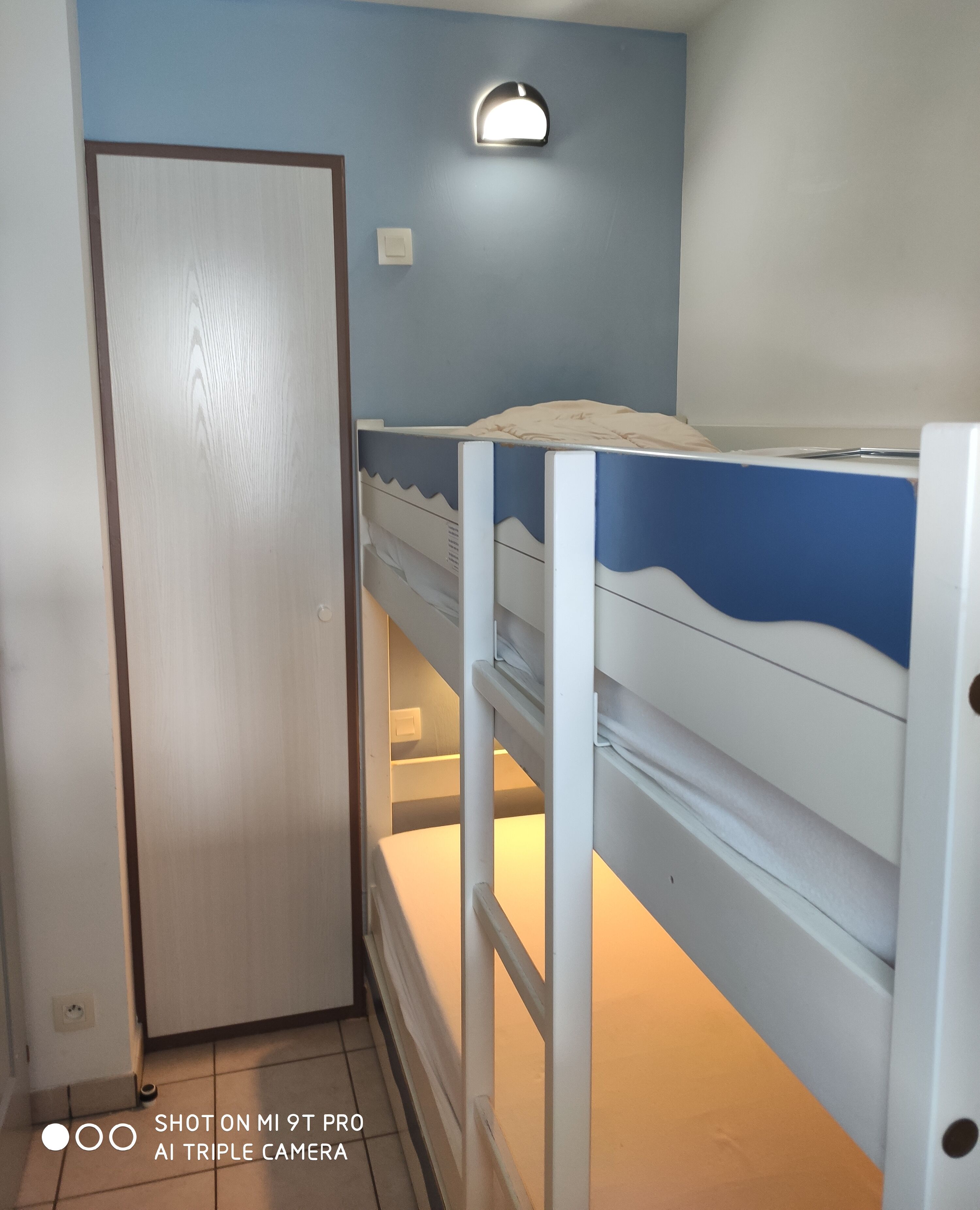 2 chambres, coffres-forts dans les chambres, fer et planche à repasser