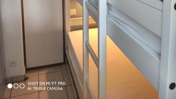 2 chambres, coffres-forts dans les chambres, fer et planche Ă repasser