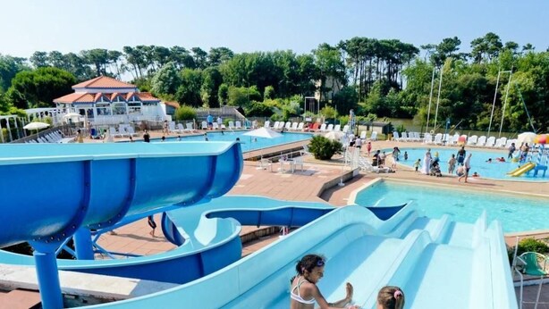 Parque acuático con múltiples toboganes y una zona de piscina.